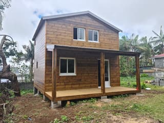Chalet en bois au charme rustique avec terrasse et intégration paysagère naturelle