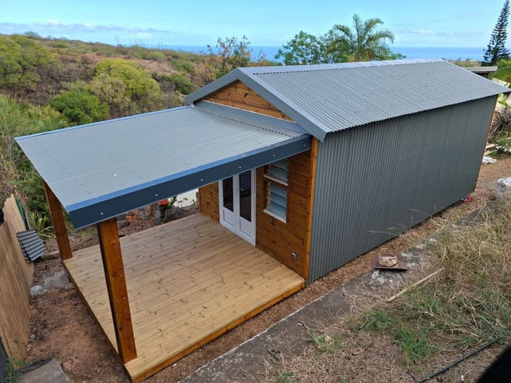 Nouveau chalet 20 m² : un design moderne entre bois et tôle