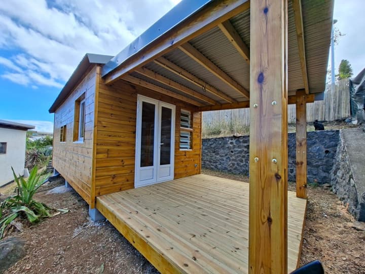 Nouveau chalet 20 m² : un design moderne entre bois et tôle