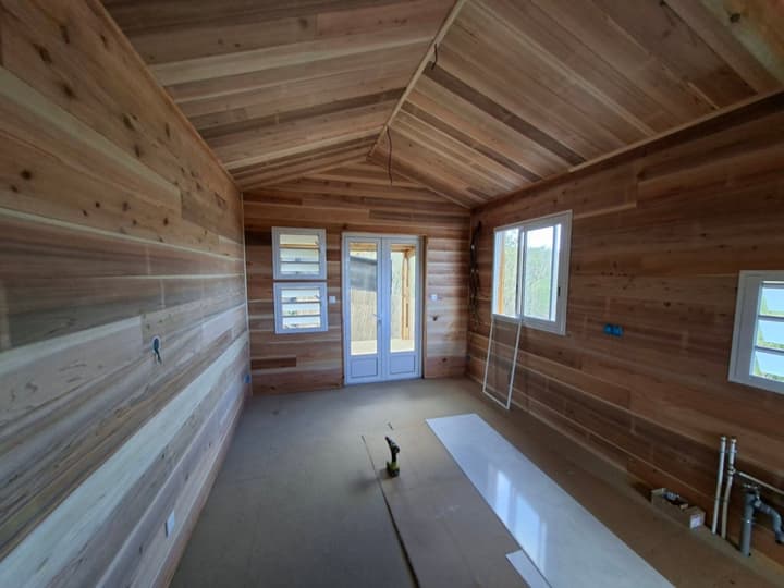 Nouveau chalet 20 m² : un design moderne entre bois et tôle