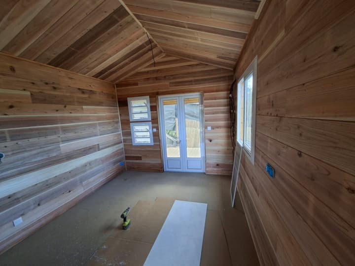 Nouveau chalet 20 m² : un design moderne entre bois et tôle