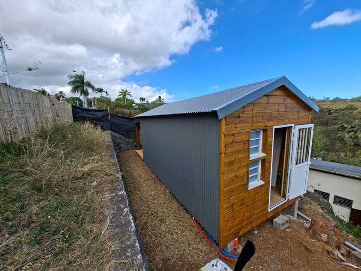 Nouveau chalet 20 m² : un design moderne entre bois et tôle