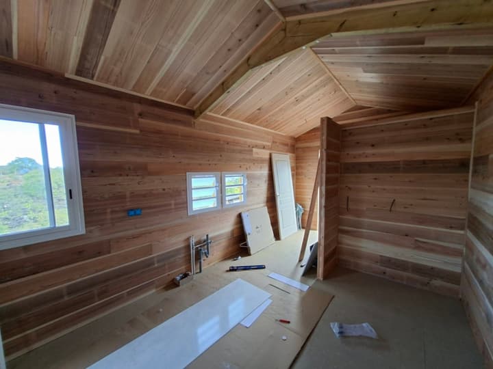 Nouveau chalet 20 m² : un design moderne entre bois et tôle