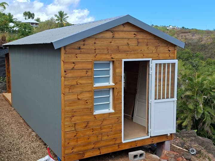 Nouveau chalet 20 m² : un design moderne entre bois et tôle