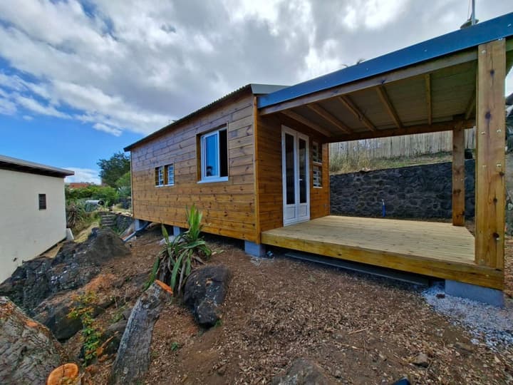 Nouveau chalet 20 m² : un design moderne entre bois et tôle