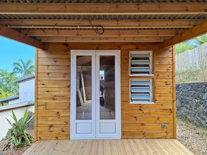 Nouveau chalet 20 m² : un design moderne entre bois et tôle